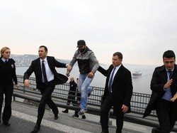 Ini Video Saat Presiden Turki Bujuk Warganya yang Hendak Bunuh Diri