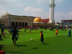 Keceriaan Warga yang Rekreasi di Taman Alun-alun Bandung