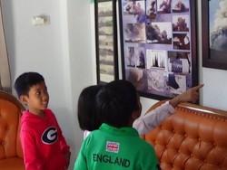 Gunung Bromo Erupsi, Para Traveler Cilik Bertamu ke Pos Pantau