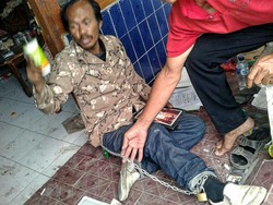 Meresahkan, Roni di Sukabumi Dirantai Warga