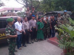 Saat Prajurit TNI Bersama Ormas Bantu Kenyamanan Ibadah Natal