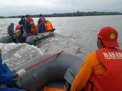 Dihadang Ombak Tinggi, Tim SAR Pinjam Perahu Nelayan Cari Penumpang KM Marina