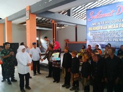Mensos Khofifah Kunjungi Petani di Lereng Bromo yang Gagal Panen Kentang
