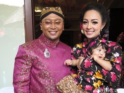 Reisa Kartika Gelar Tradisi Jawa Turun Tanah untuk Buah Hati