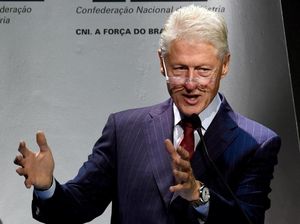 Bill Clinton Mulai Tur Buku dengan Banyak Kritikan