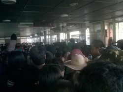 Penumpang TransJ di Ragunan Membludak, Anak-anak Menangis karena Berdesakan