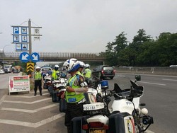 Tak Ingin Arus Balik Macet Parah, Polisi Siaga di Pinggir Tol Sejak Pagi