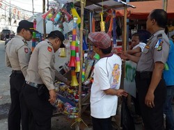 Polisi Razia Pedagang Petasan dan Kembang Api di Pasar Malabar Tangerang