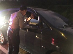 Bikin Macet, Sopir yang Tidur di Bahu Jalan Tol Cikampek Dibangunkan Polisi