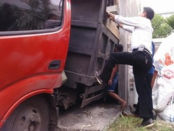 Truk Muat Pasir Ambles, Sopir Tewas Tergencet