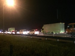 Truk Tronton Patah Baut Roda di Km 56, Tol Cikampek Arah Jakarta Macet Panjang