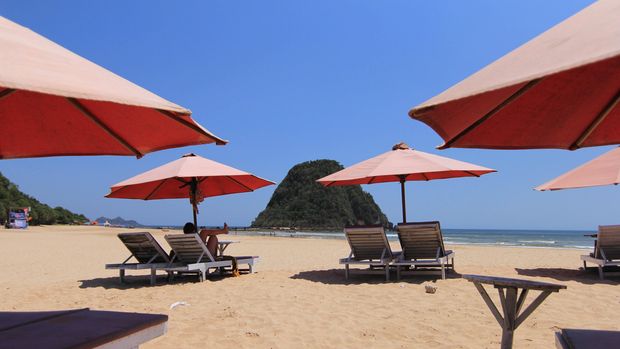 Sejumlah Payung menghiasi bibir pantai Pulau Merah, Banyuwangi, Jawa Timur, Jumat (25/9). ANTARA FOTO/Budi Chandra Setya/15.