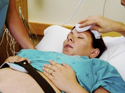 Tenangkan Calon Ibu, Dokter Ini Bikin Daftar Lagu Khusus Persalinan