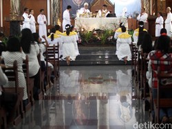 Umat Kristiani Harus Pakai Baju Warna Putih di Hari Kenaikan Yesus Kristus?