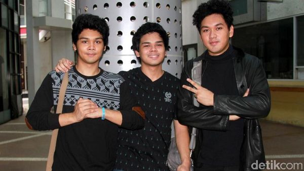 TheOvertunes Kasual Serba Hitam