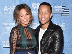 Kehamilannya Dikritik, Chrissy Teigen Tunjukkan Jari Tengah