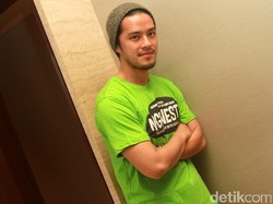 Main di Ngenest, Morgan Oey Belajar Tampil Lucu