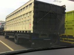 Jakarta Menuju Cikampek Macet Panjang, Kontainer Diduga Menjadi Penyebab