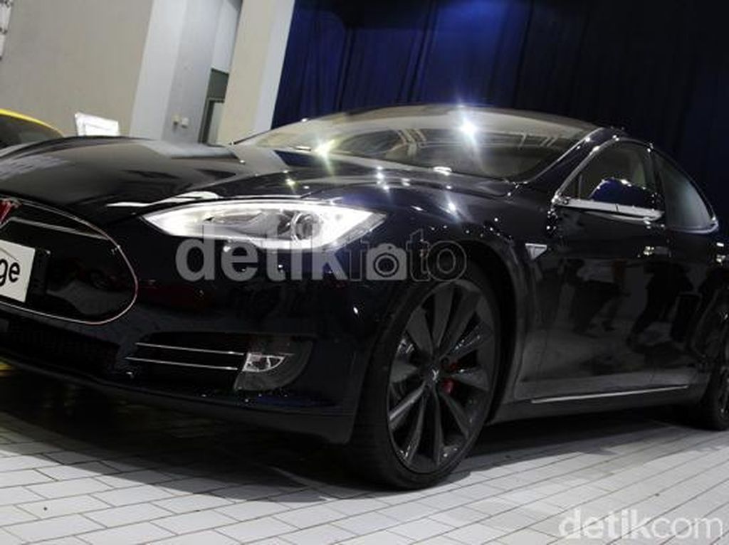 Saat Tesla Jadi Mobil Anti Peluru Saat Tesla Jadi Mobil Anti Peluru