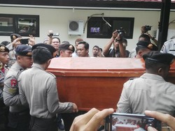 Jerit Tangis Keluarga Sambut Jenazah 3 Polisi Korban Penyerangan Polsek Sinak