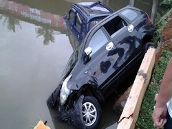 Gara-gara Motor Ugal-ugalan, Dua Mobil di Sukabumi Nyemplung ke Kolam