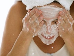 Agar Awet Muda, Harus Sering-sering Cuci Muka?