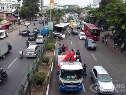 Bus Tabrak Pembatas Jalan di Tangerang, Lalu Lintas Tersendat
