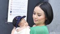 Joanna Alexandra dan Putrinya yang Mungil
