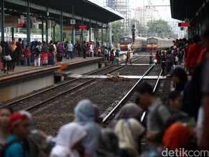 KA Senja Solo Anjlok , Penumpang KRL di Manggarai Cari Angkutan Lain