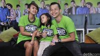 Ernest Ajak Istri dan Anak di Premiere Film Ngenest