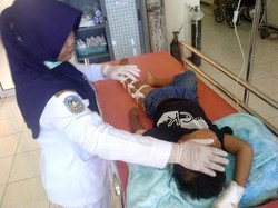 4 Penumpang Grand Livina Kecelakaan di Jalur Baluran Warga Karawang