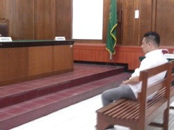 SMS Membuat Pria ini Pukuli Teman Wanitanya