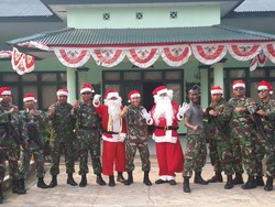 Saat Sinterklas Bagikan Hadiah Natal dan Tahun Baru di Bumi Cenderawasih