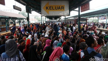 Berita dari Detik Finance: Nasib Jutaan Pekerja RI: Kerja 10 Jam Sehari, Gaji Cuma Rp 3 Jutaan