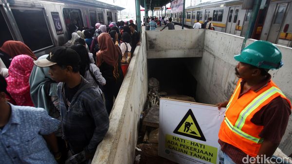 Terowongan Penyeberangan untuk Penumpang KA