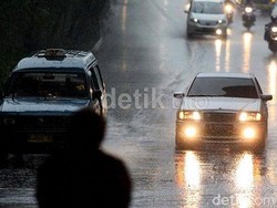 Nyetir Mobil Saat Hujan, Perhatikan Hal Ini!