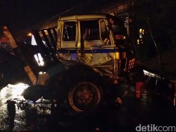 Kontainer Terguling di KM 93 Tol Cipularang