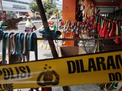 Lokasi Penjualan Terompet Berlafal Kaligrafi Alquran di Glodok Digaris Polisi