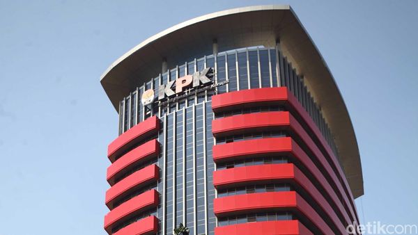 Uang Suap Dibawa Lari: Ke Hutan Sampai Dimasukkan Toilet