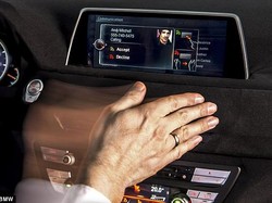 Operasikan Perangkat Hiburan BMW Cukup dengan Lambaian Tangan