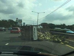 Mobil Pengangkut Tabung Gas Terguling di Tol JORR, Muatan Tumpah ke Jalan