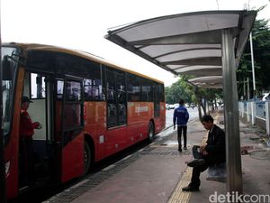Bus TransJakarta Tabrak Pembatas Jalan di Jl S Parman Jakbar