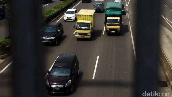 Sudah Dilarang, Truk Masih Melintasi Jalan Tol