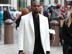 Kanye West Ungkit Kematian Sang Ibu Lewat Sampul Album?