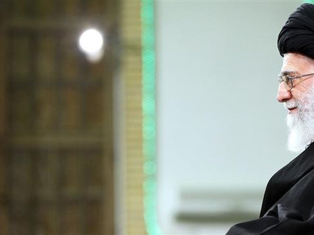 Ayatollah Khamenei: Iran-Rusia Bisa Kerja Sama Untuk Atasi AS Ayatollah Khamenei: Iran-Rusia Bisa Kerja Sama Untuk Atasi AS