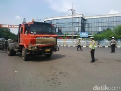 Polisi Tilang Truk yang Masih Nekat Beroperasi