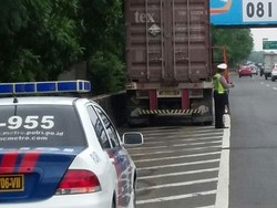 Priiit! Truk-truk Ditilang karena Bandel Masih Melintas di JORR