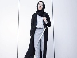 Foto: Gaya Monokrom dengan Ragam Modifikasi Celana Ala Intan Khasanah