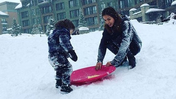 Senangnya Jessica Iskandar Main Salju Bareng si Mungil El