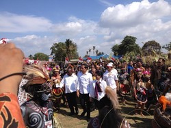 Jokowi Tinjau Jalan Lintas Wamena-Mumugu dari Udara